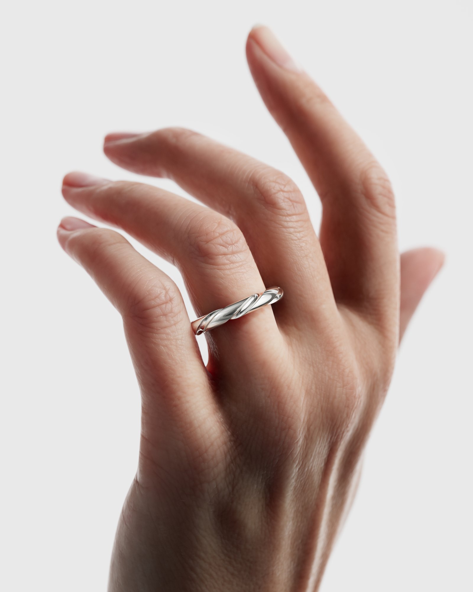 JR_Machina_Ring_4mm_hand_whitegold_IG_165